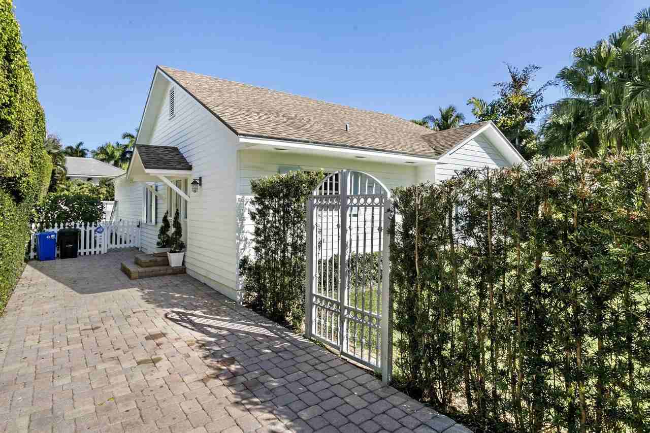 211 Miraflores Dr - Photo 3 of 27