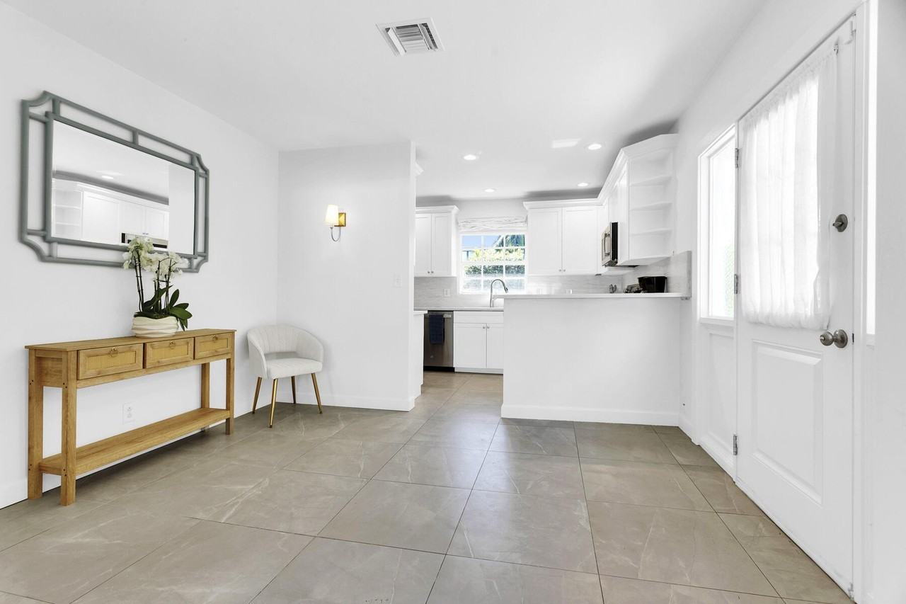 211 Miraflores Dr - Photo 4 of 27