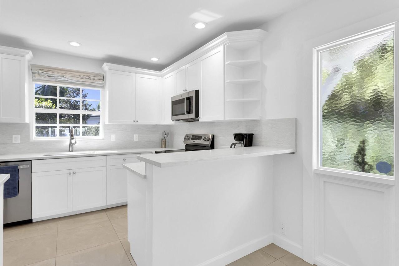 211 Miraflores Dr - Photo 5 of 27