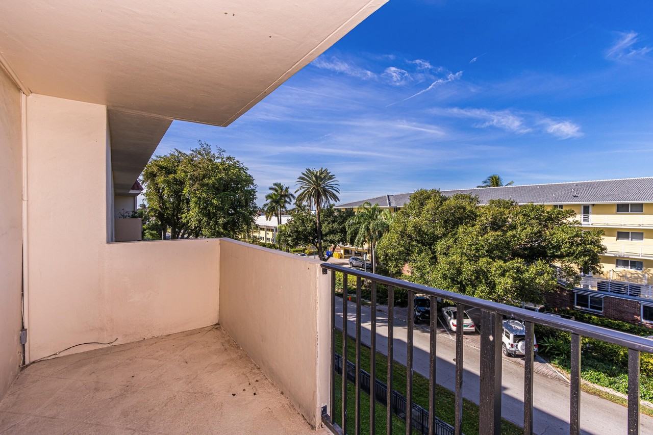 1000 Spanish River Rd Apt 4g - Photo 7 of 50