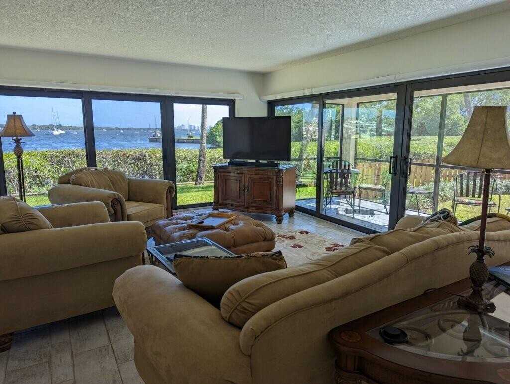 1640 Twelve Oaks Way Apt 101 - Photo 4 of 22