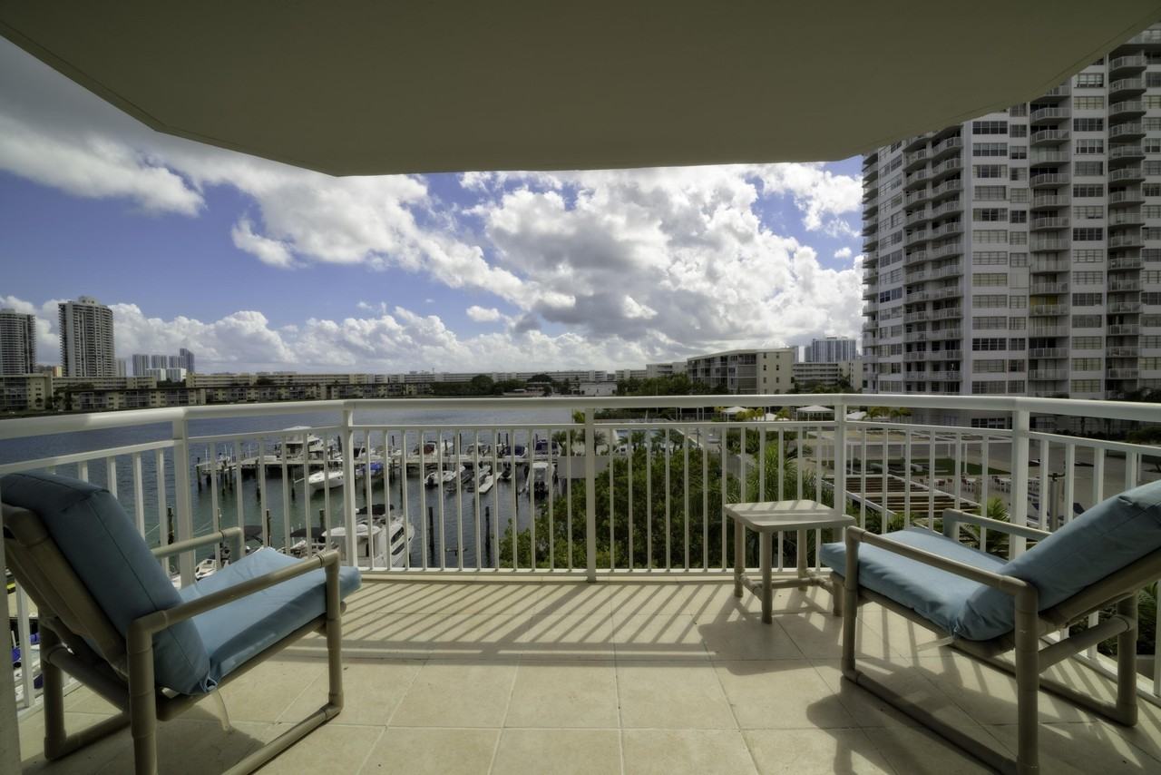 18081 Biscayne Blvd Apt 403 - Photo 3 of 32