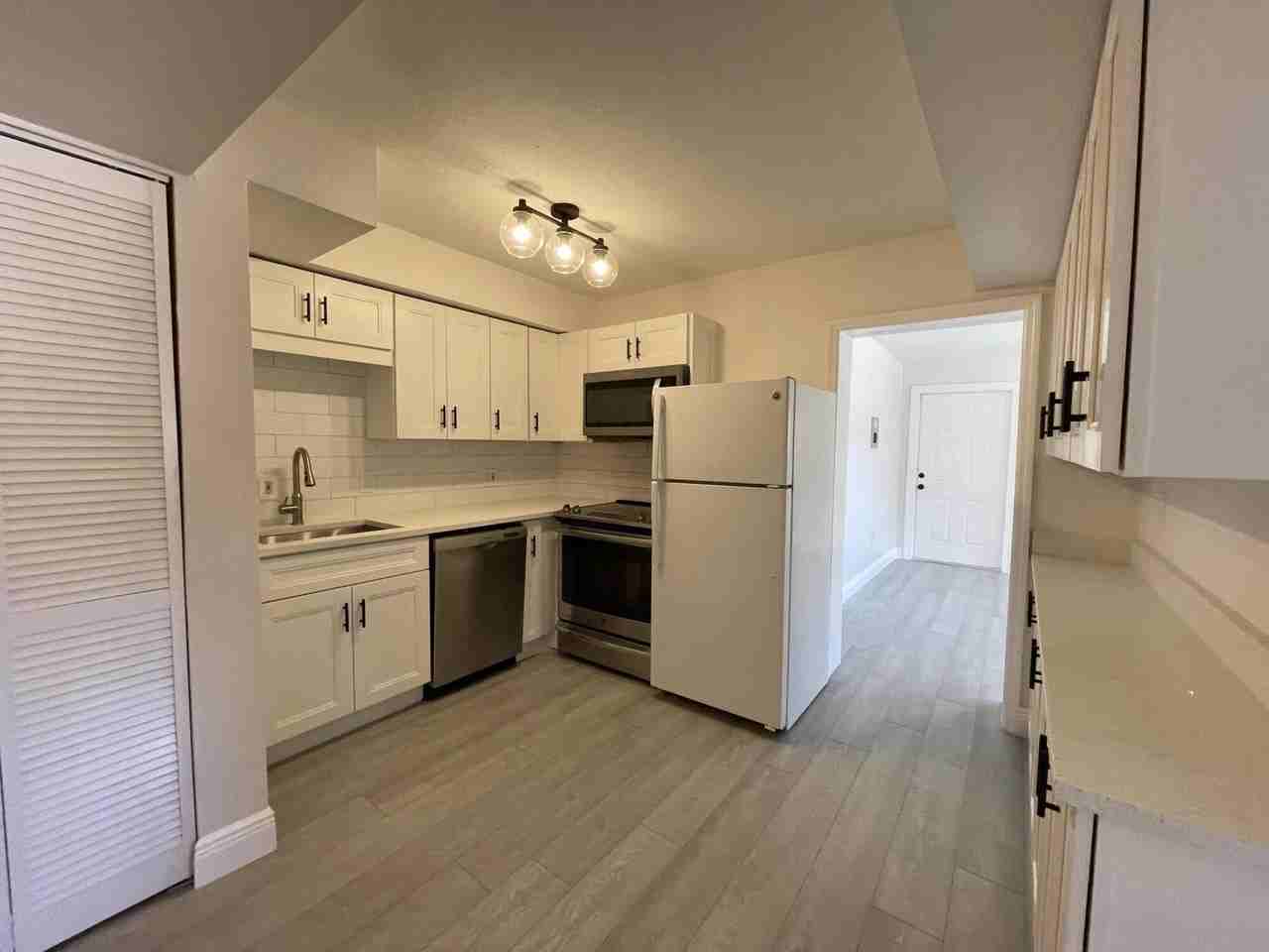 701 Se 4th St Apt West - Photo 3 of 33