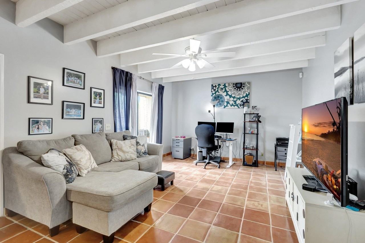 1586 Shaker Cir - Photo 4 of 38