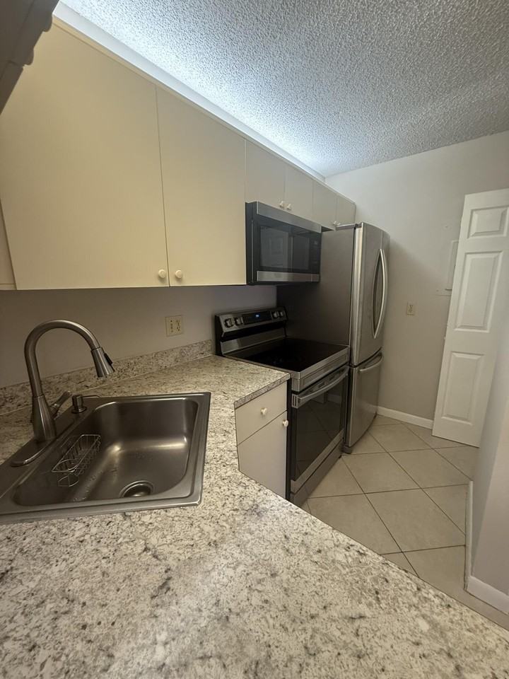 617 Sea Pine Way Apt B1 - Photo 5 of 20
