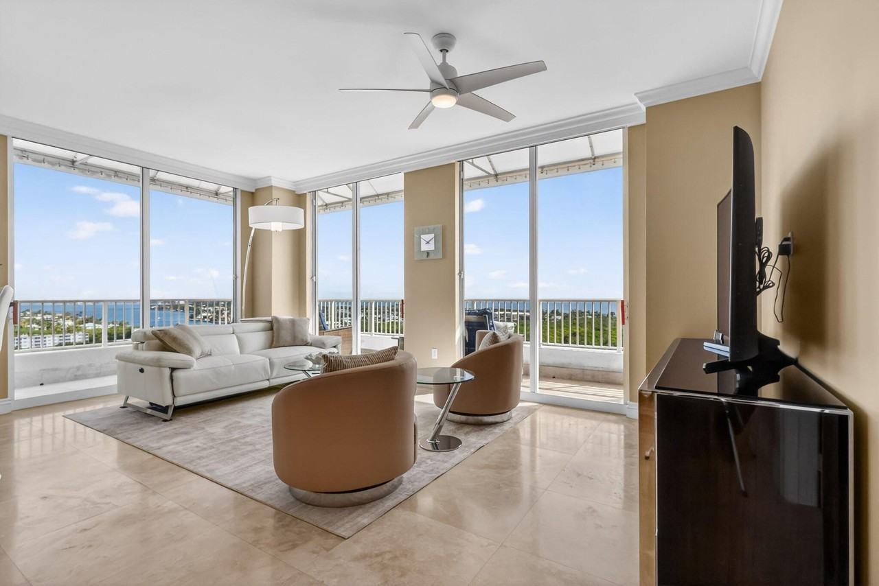 700 E Boynton Beach Blvd #PH2 - Photo 5 of 50