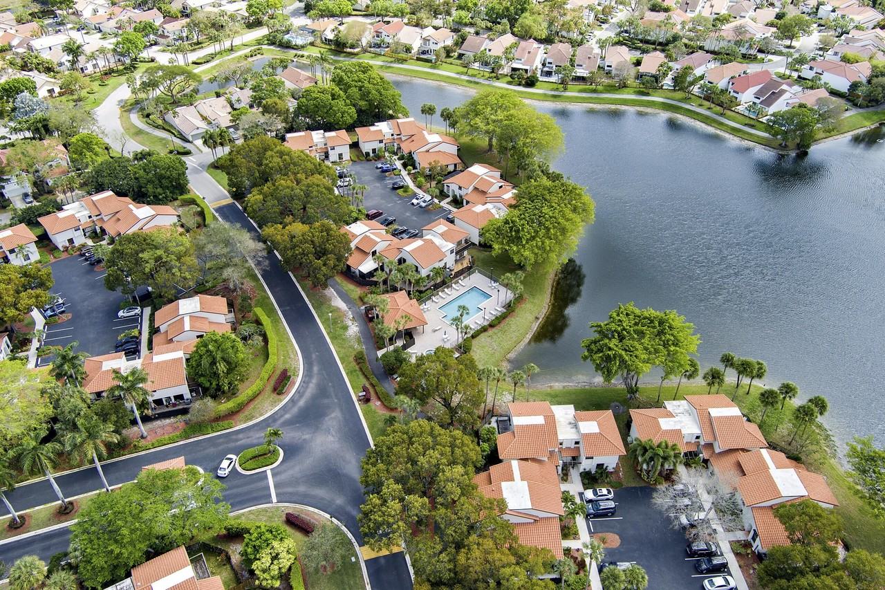 5887 Fox Hollow Dr Apt E - Photo 5 of 28