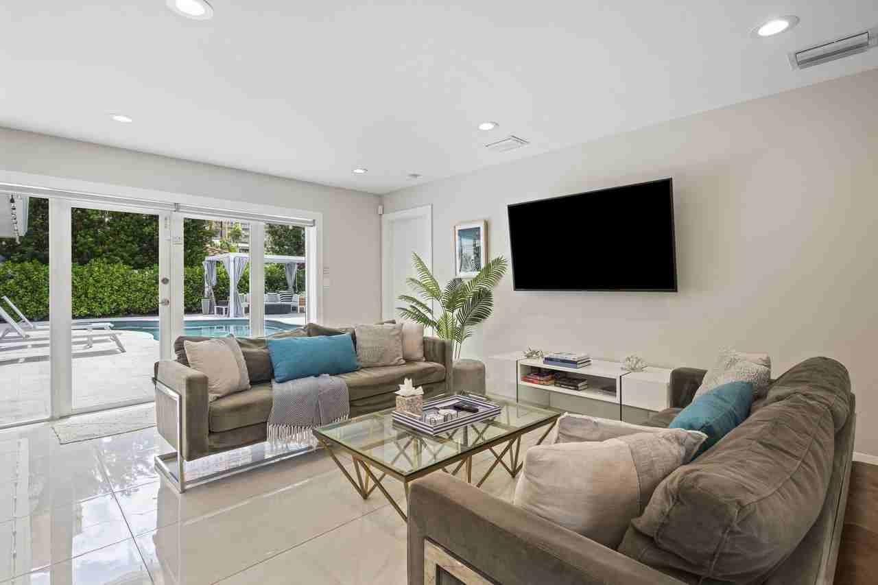 2112 Ne 32nd Ave - Photo 4 of 37