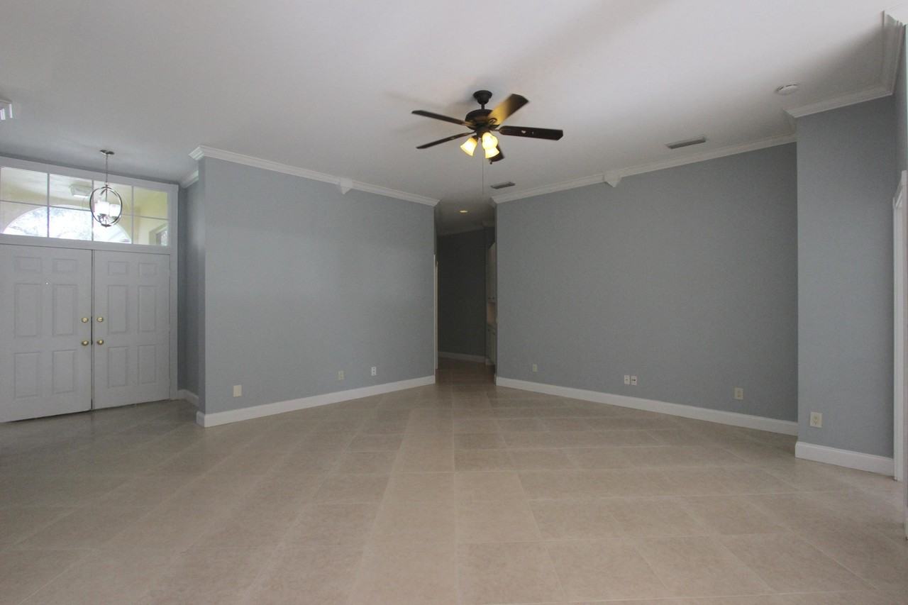 240 Sussex Cir - Photo 6 of 34