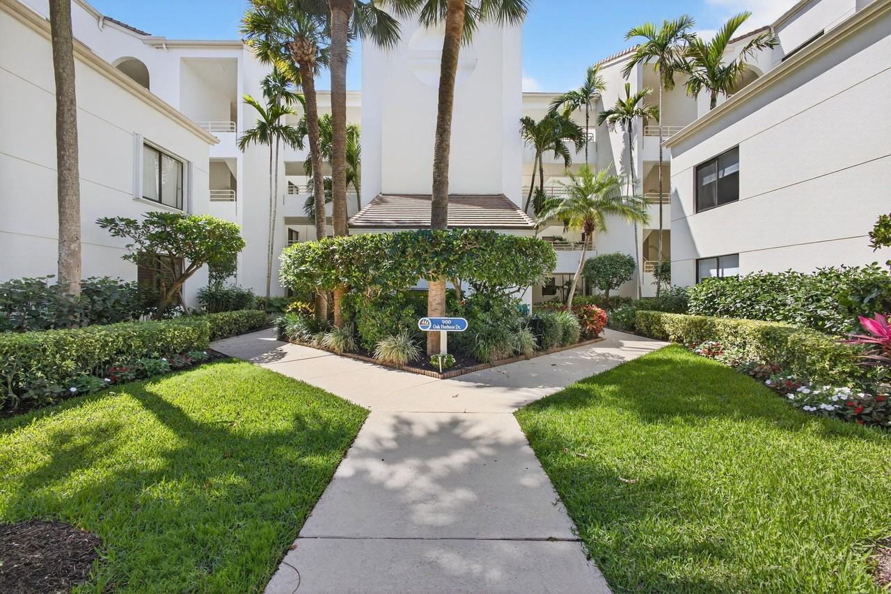 911 Oak Harbour Dr - Photo 3 of 50