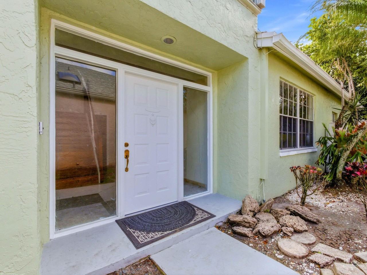 1235 Sussex St - Photo 3 of 50