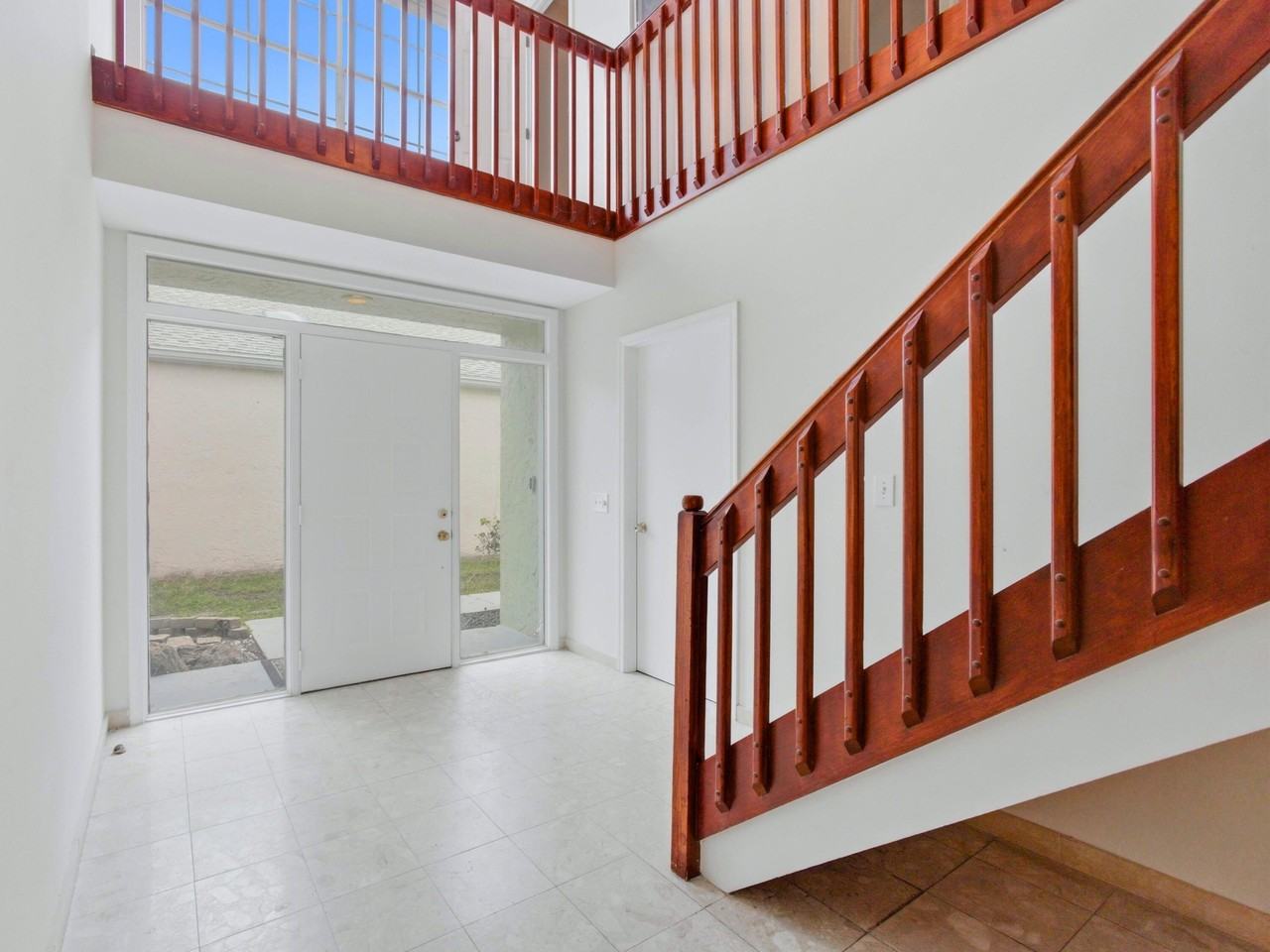 1235 Sussex St - Photo 4 of 50