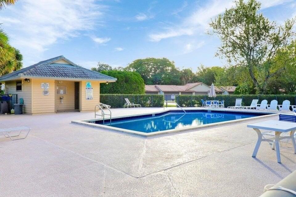 9440 Meadowood Dr Apt 102 - Photo 3 of 18