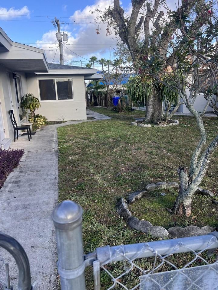 2030 Sw 41st Ave Apt 3 - Photo 3 of 14