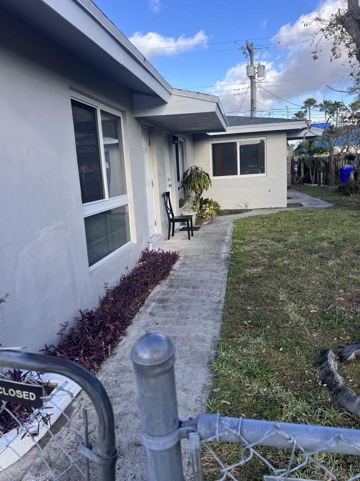 2030 Sw 41st Ave Apt 3 - Photo 5 of 14