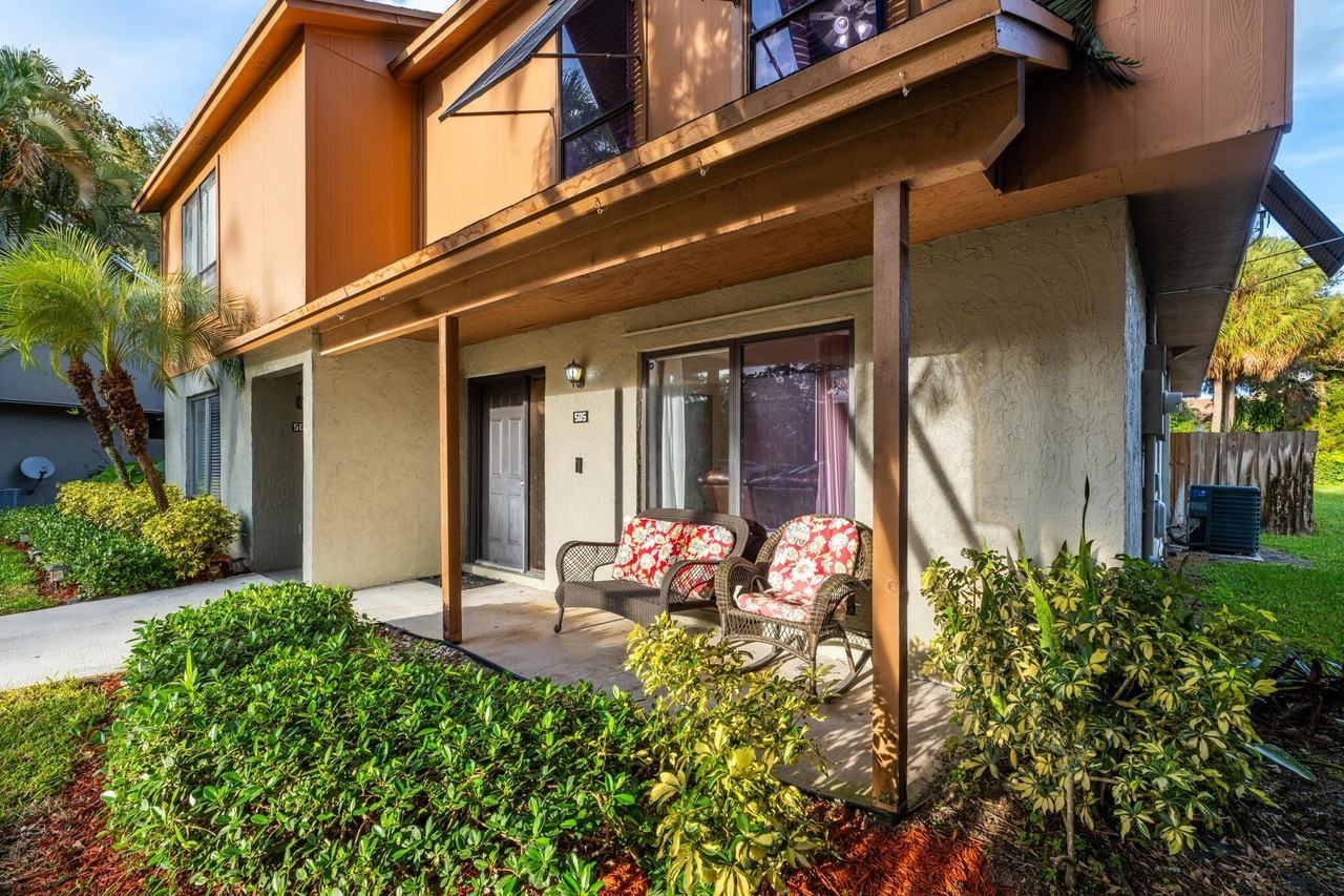 505 Sandtree Dr - Photo 4 of 21