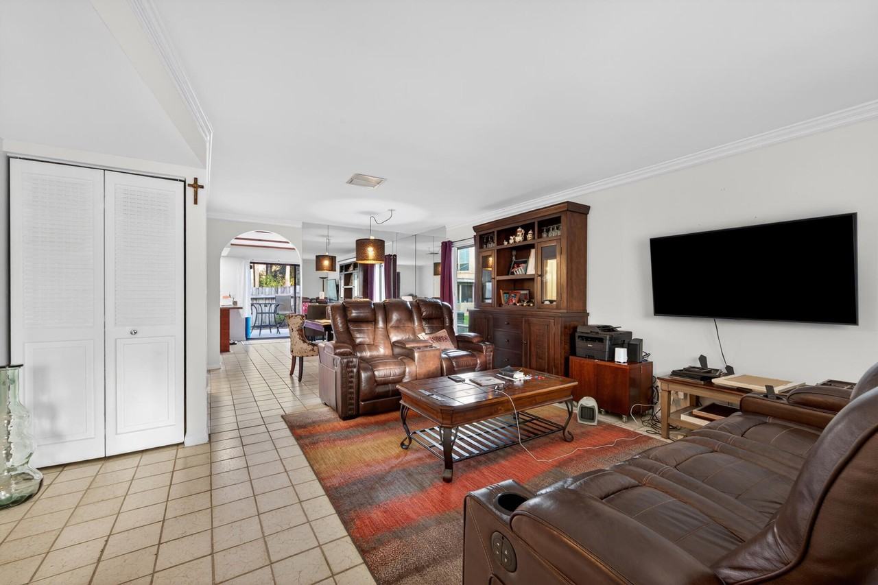 505 Sandtree Dr - Photo 6 of 21