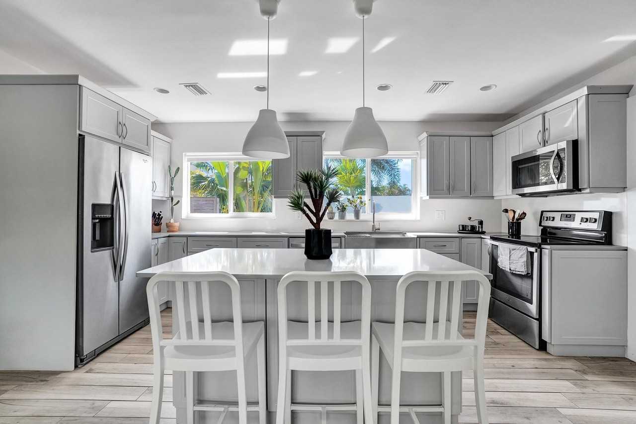 1299 Sw 9th St - Photo 2 of 28