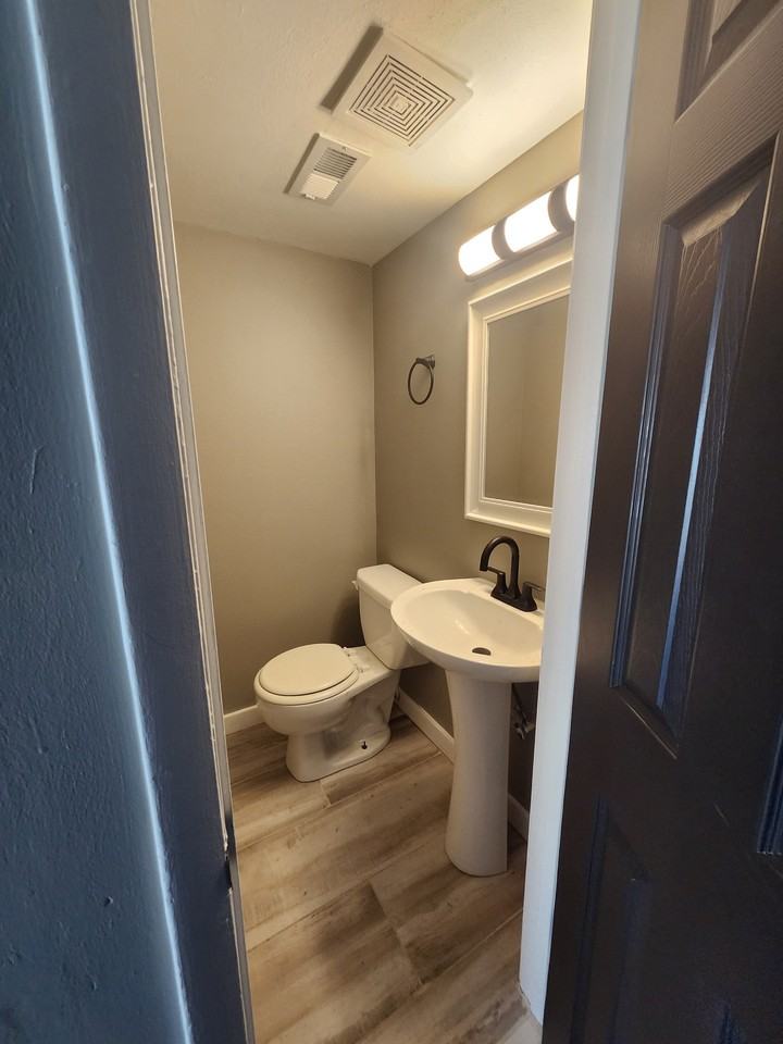 862 Mansard Square Dr #862TH - Photo 3 of 8