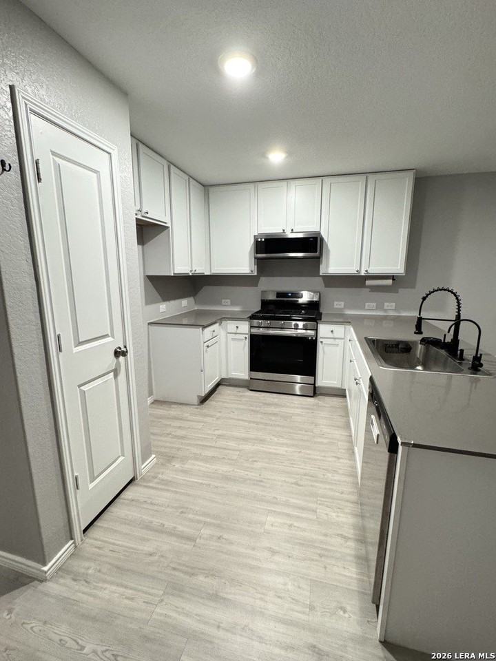 6855 Burgess Rdg - Photo 3 of 33