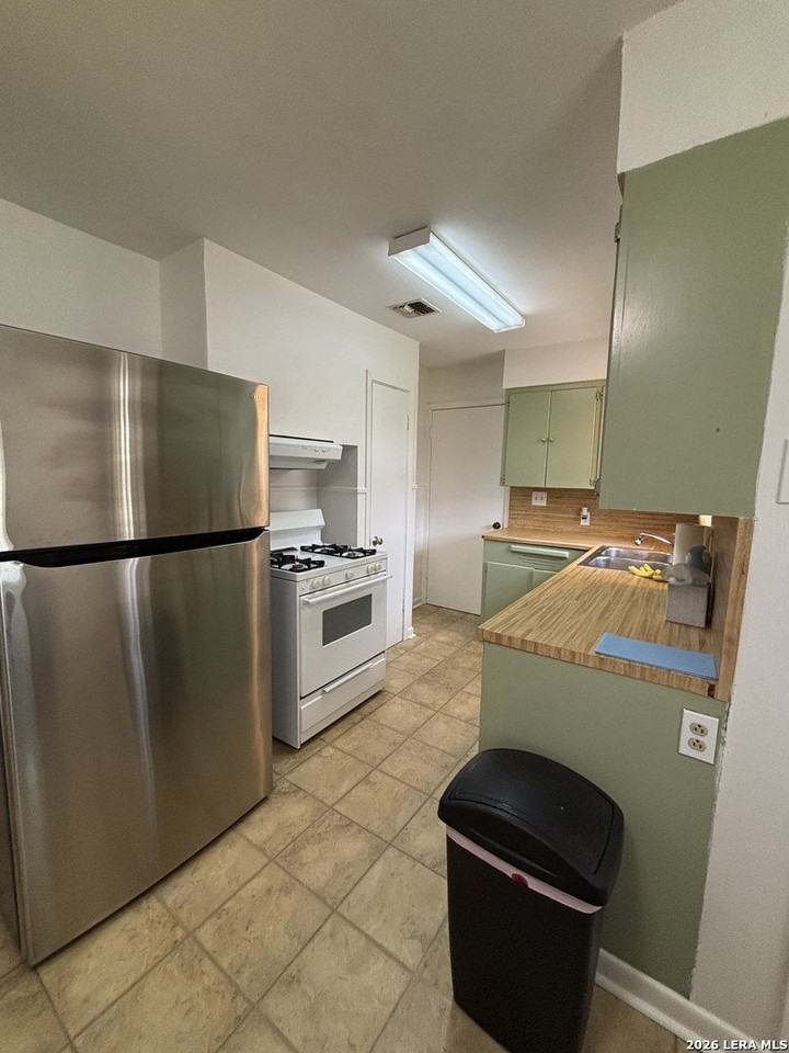 1903 Flamingo Dr - Photo 4 of 15