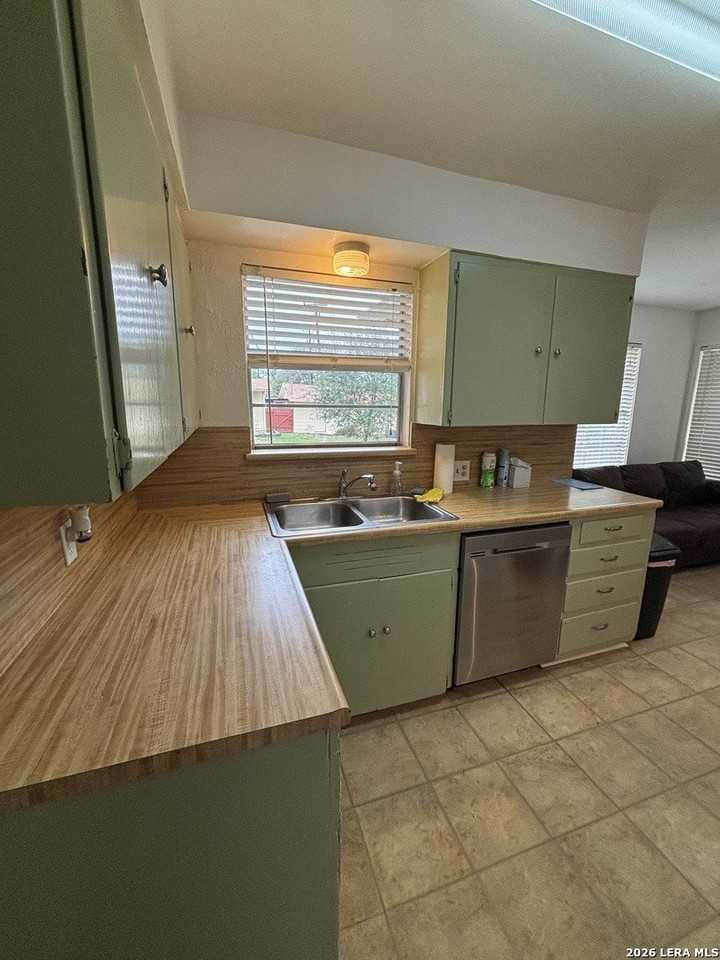 1903 Flamingo Dr - Photo 5 of 15