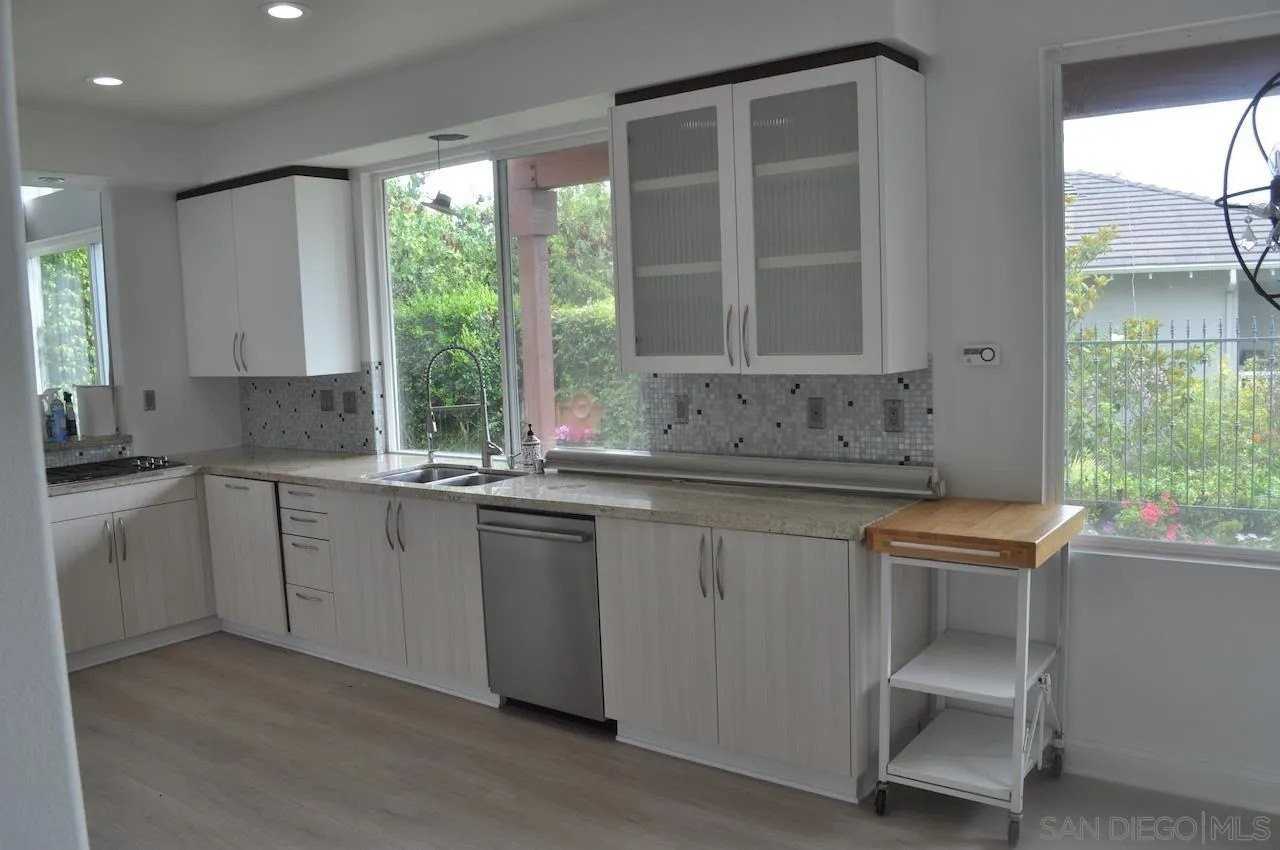 6135 Glennchester Row - Photo 4 of 26