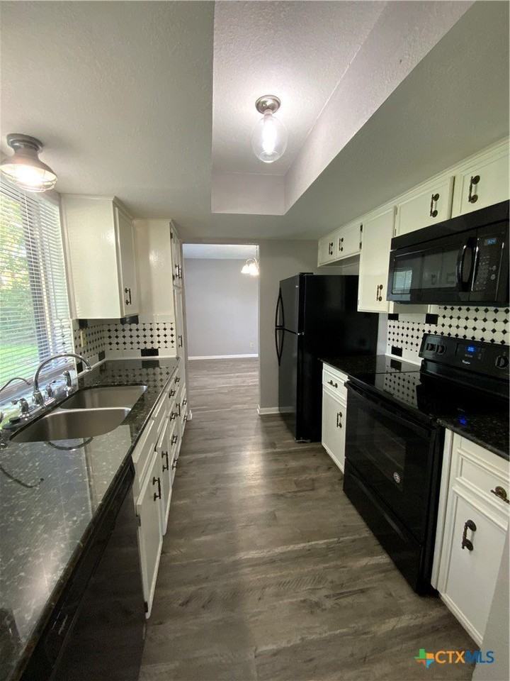 1402 Dallas St - Photo 4 of 12