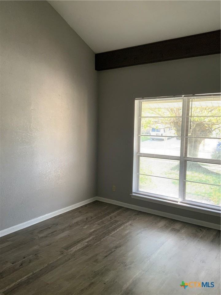 1402 Dallas St - Photo 5 of 12