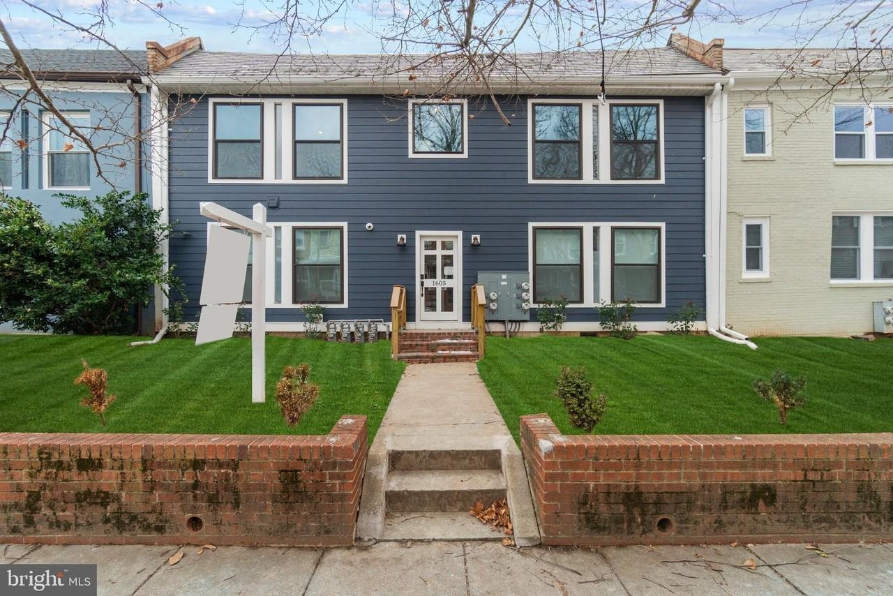 1605 F St Ne Apt 3 - Photo 2 of 12