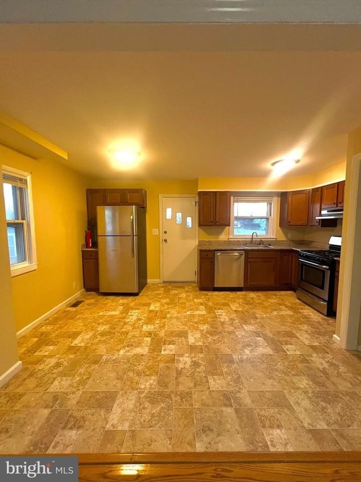 1128 Howard Ave #A - Photo 6 of 17