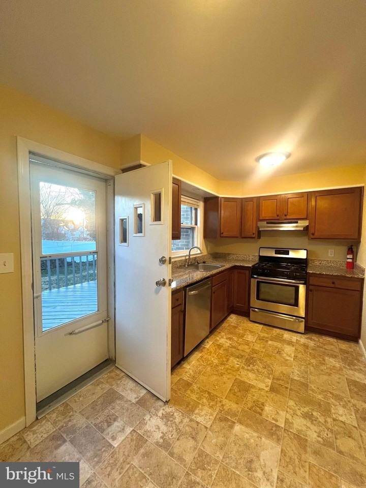 1128 Howard Ave #A - Photo 7 of 17