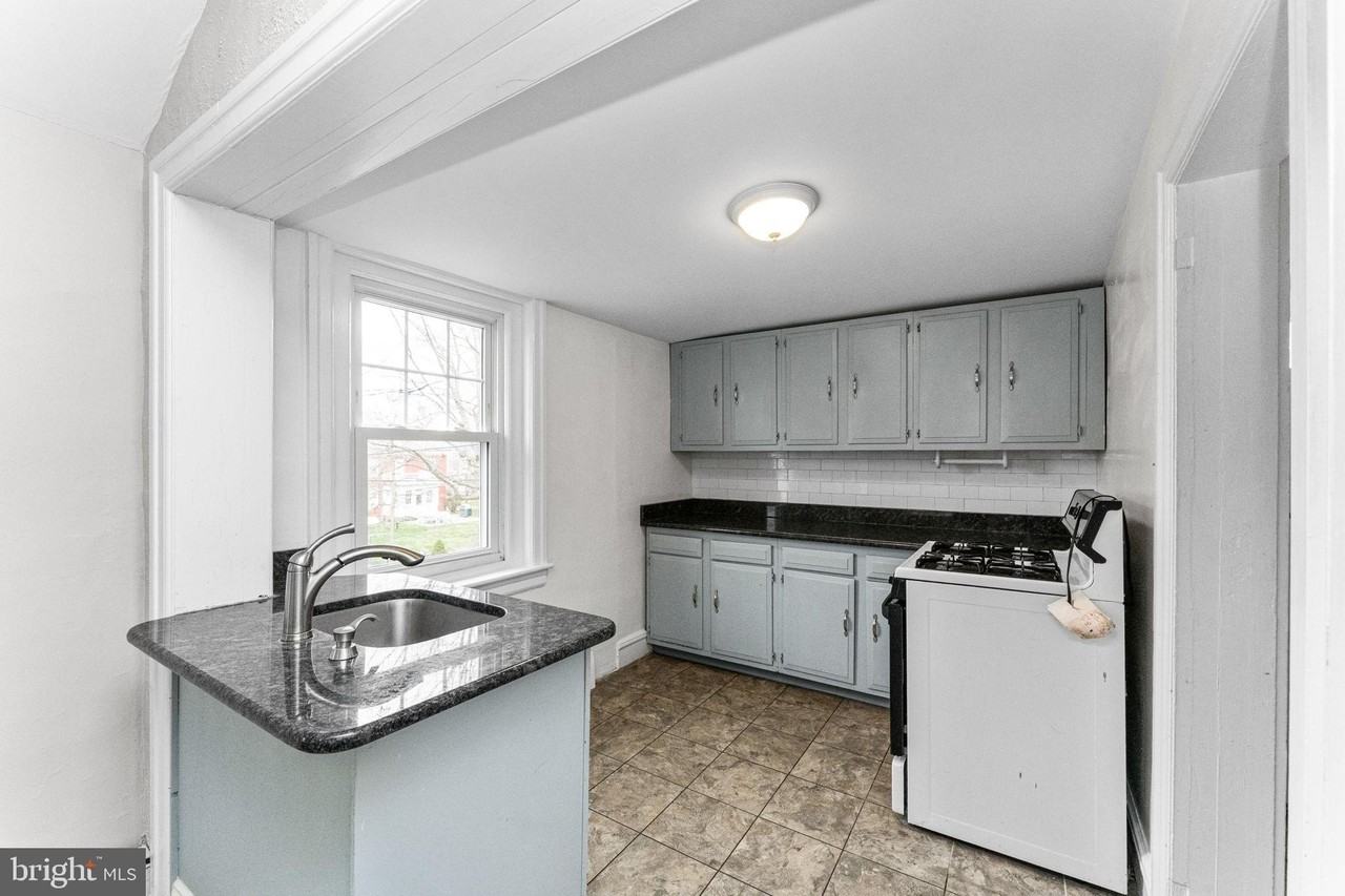 255 Noble St Apt B - Photo 4 of 15