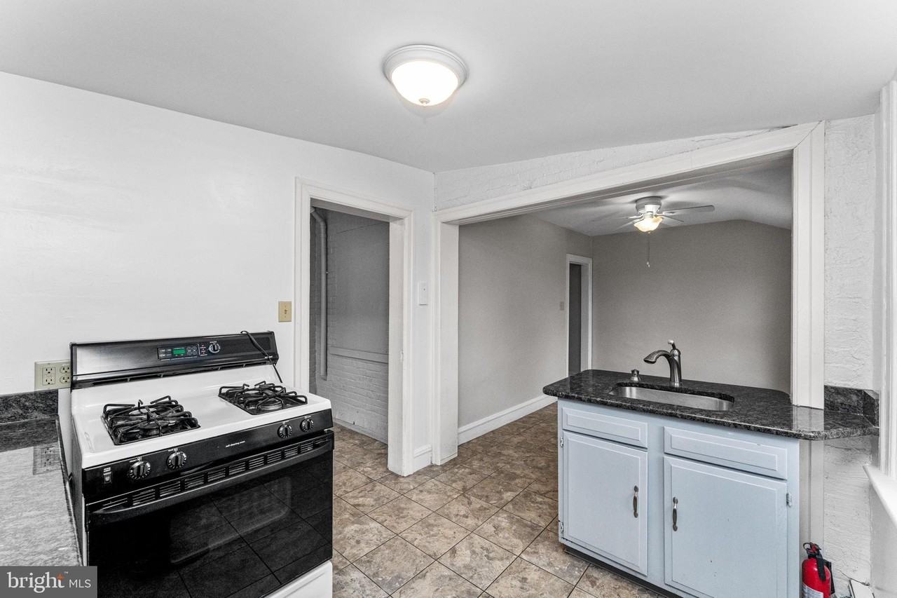 255 Noble St Apt B - Photo 5 of 15