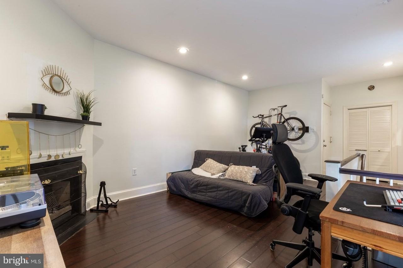 1631 Green St Apt B - Photo 3 of 24