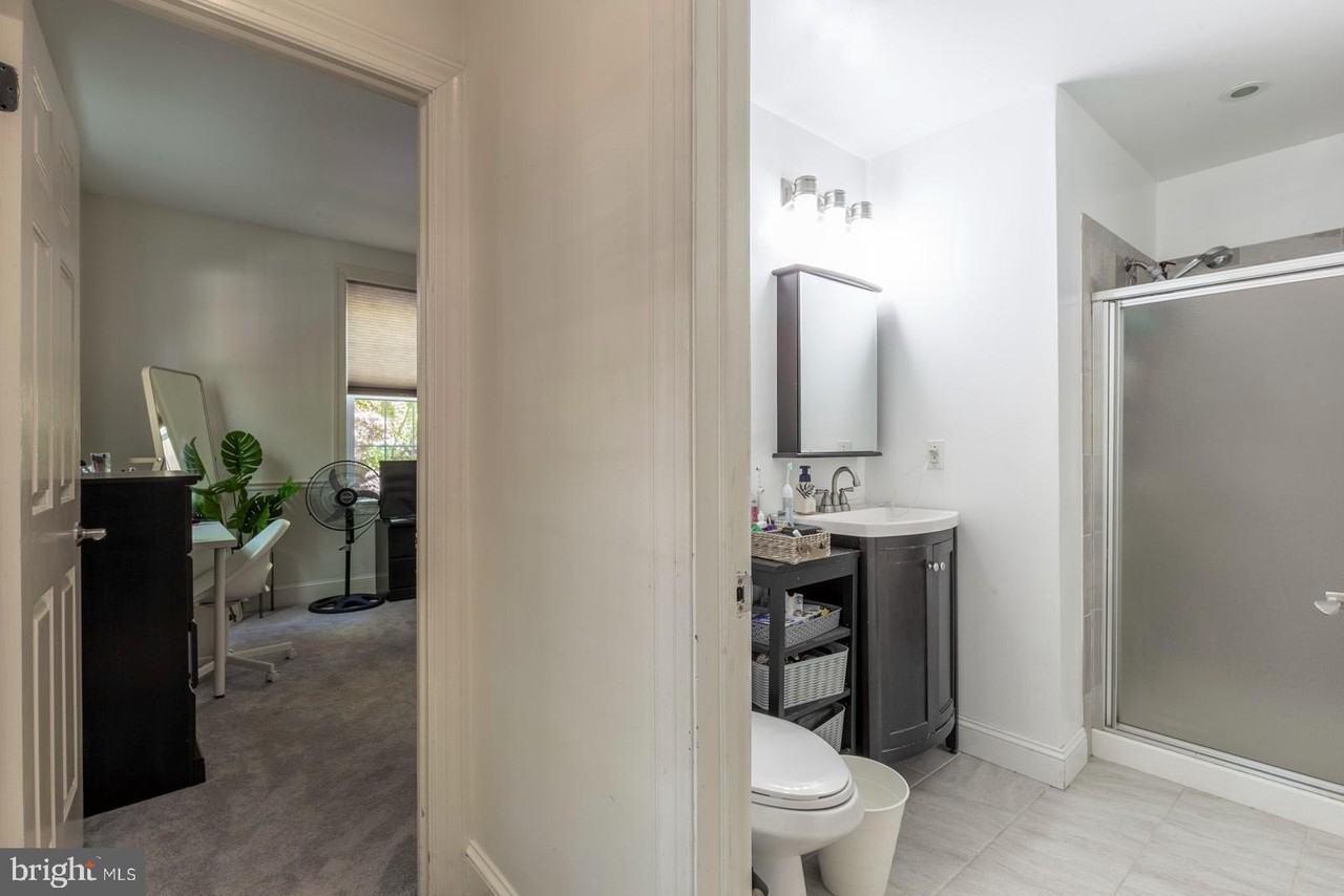 1631 Green St Apt B - Photo 5 of 24