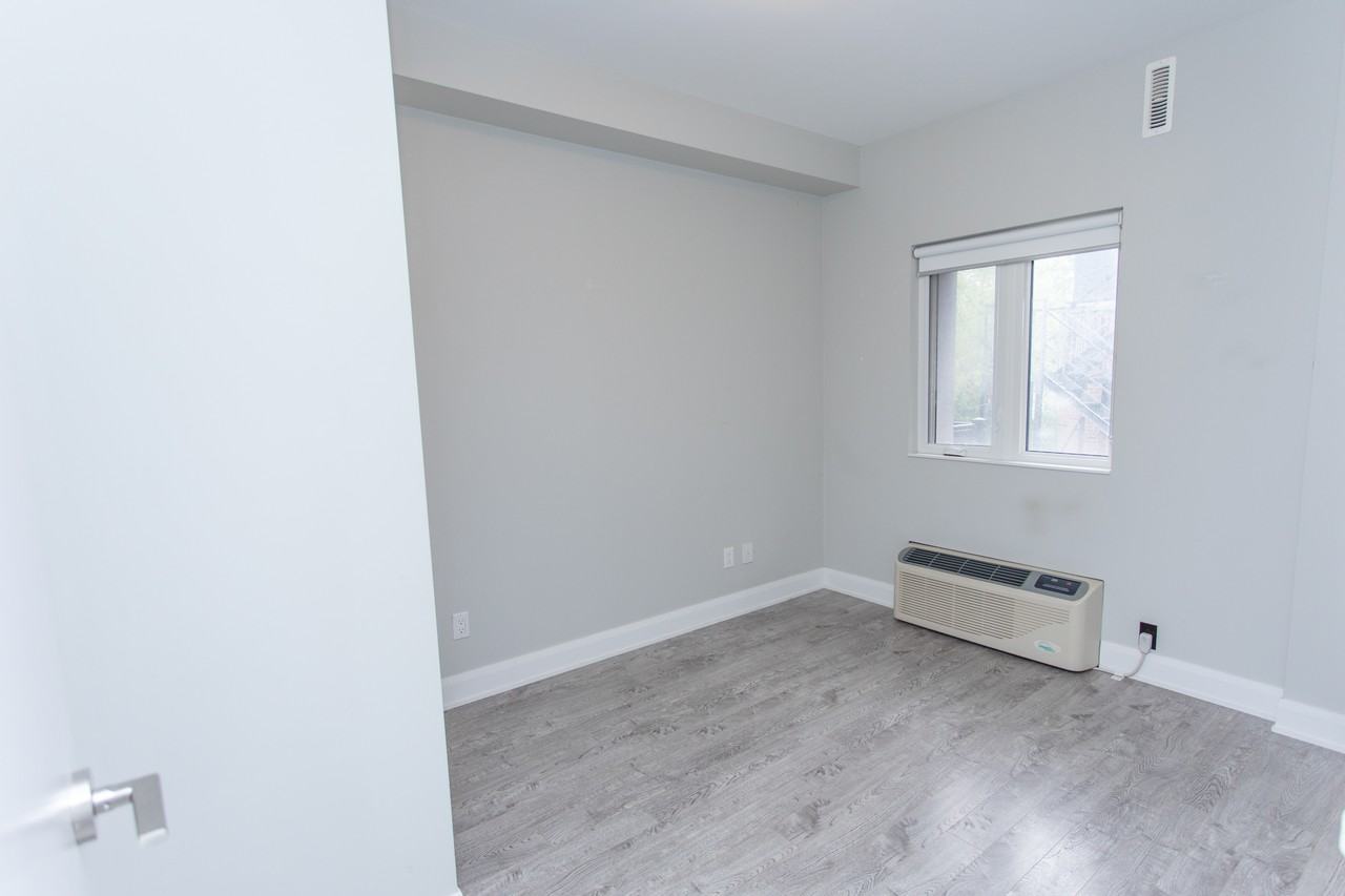 Bathurst St & Harbord St #202 - Photo 7 of 12