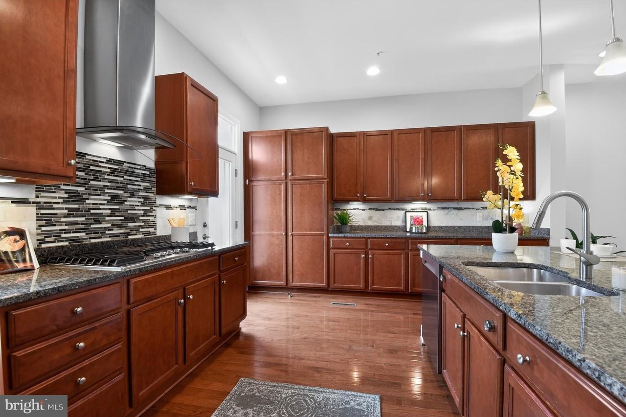 716 Diamond Ave - Photo 4 of 34