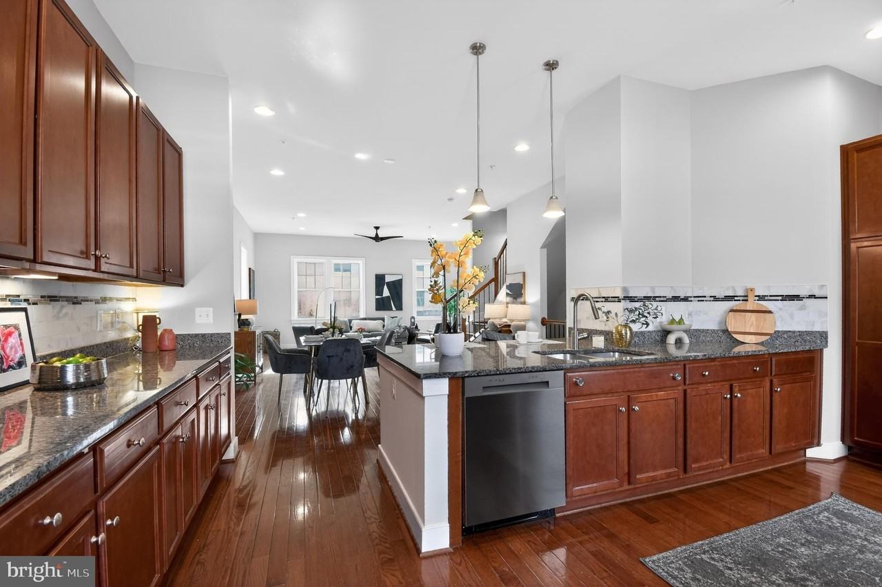 716 Diamond Ave - Photo 7 of 34