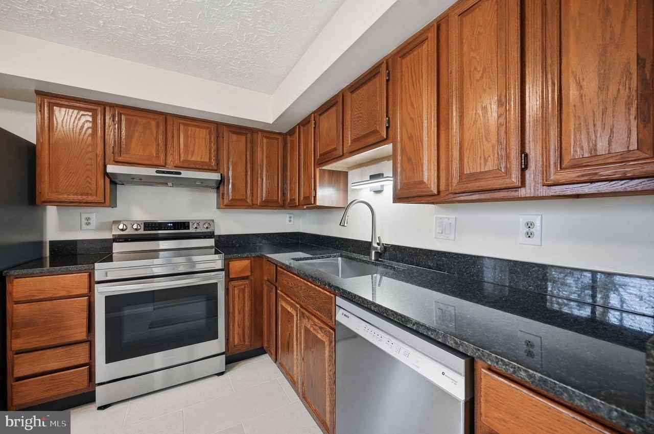 5831 Rock Forest Ct - Photo 7 of 30