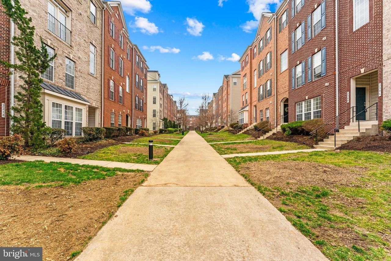 2222 Margraf Cir - Photo 3 of 41