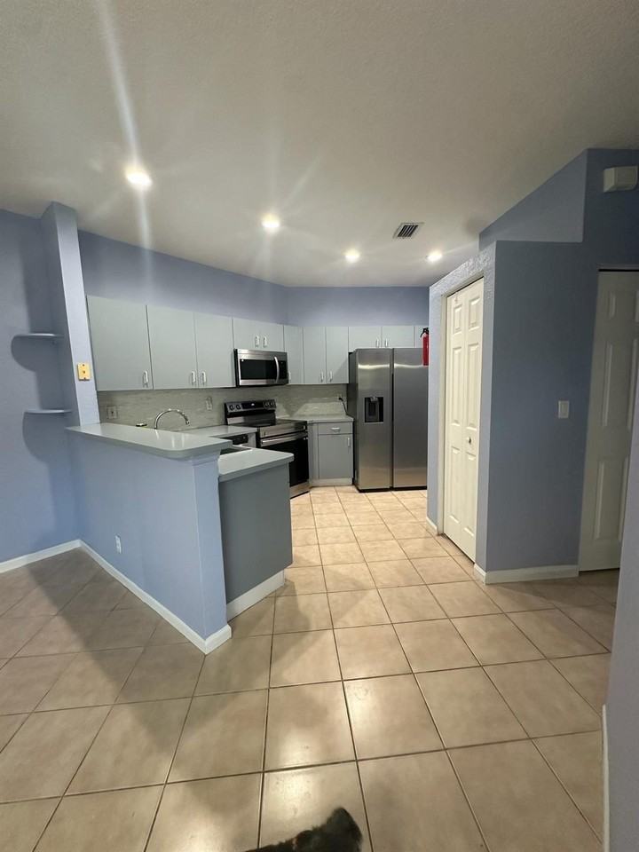 8900 Nw 54th St - Photo 2 of 12