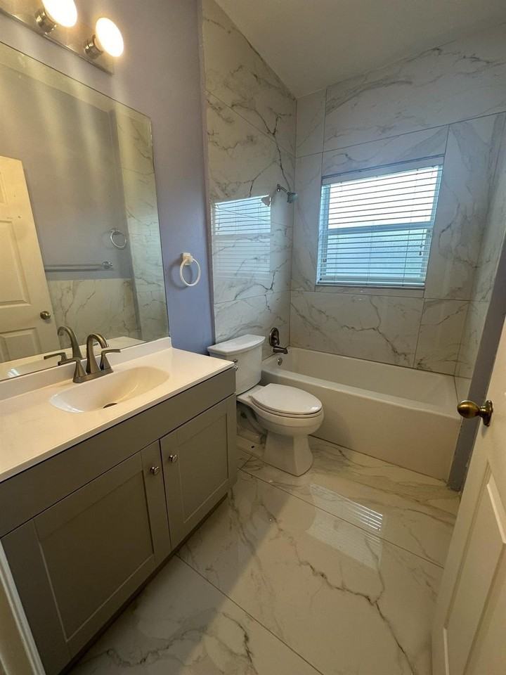 8900 Nw 54th St - Photo 6 of 12