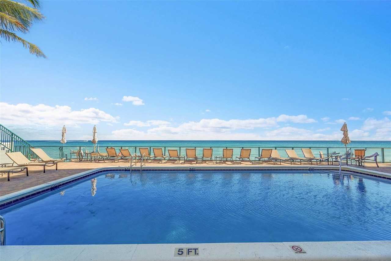 1239 Hillsboro Mile Apt 109 - Photo 6 of 37