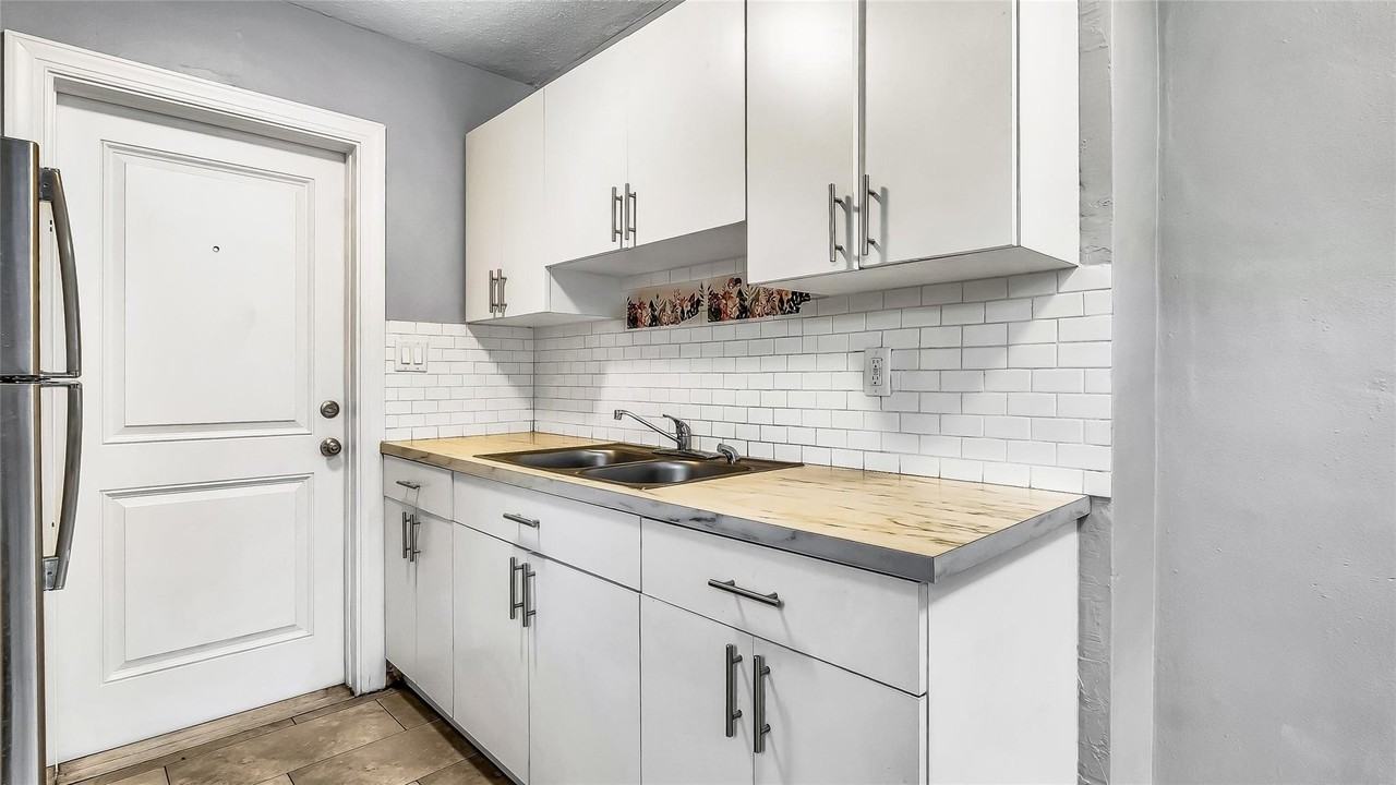 804 Sw 28th St - Photo 2 of 24