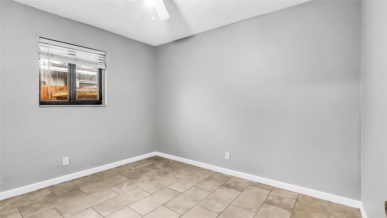 804 Sw 28th St - Photo 4 of 24