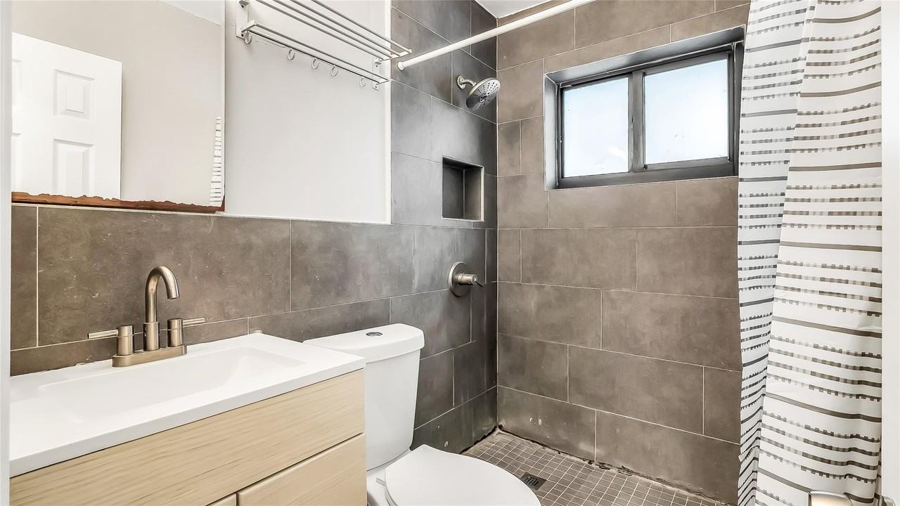 804 Sw 28th St - Photo 5 of 24