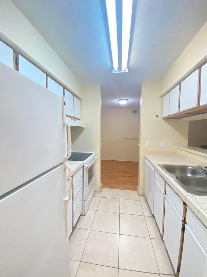 949 Riverside Dr Apt 423 - Photo 4 of 23