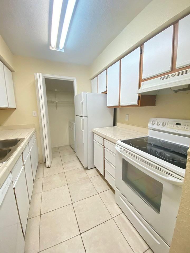 949 Riverside Dr Apt 423 - Photo 5 of 23