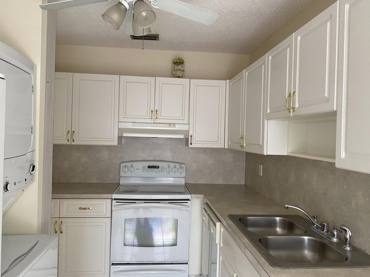 8665 Chevy Chase Dr Unit 113 - Photo 6 of 42